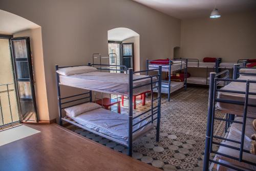 Bunk bed o mga bunk bed sa kuwarto sa Albergue Santa Ana
