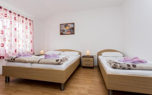 Ліжко або ліжка в номері Apartments Hrgovcic