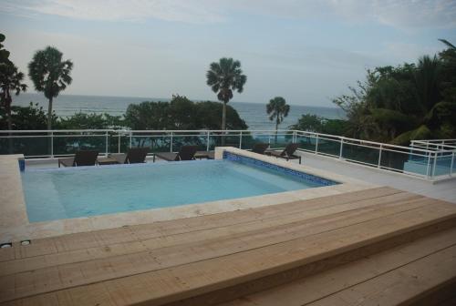 una piscina con vistas al océano en E&J Beach Condo, en Sosúa