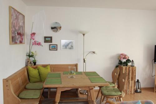 sala de estar con mesa y sofá en Apartments Eichenweg, en Rednitzhembach