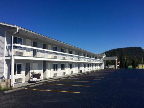 ein leerer Parkplatz vor einem Gebäude in der Unterkunft Ace Western Motel in Clearwater