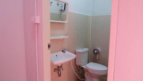 y baño con aseo y lavamanos. en Nakhonyok Homestay, en Nakhon Nayok