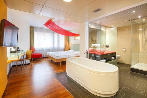 Koupelna v ubytování Ramada by Wyndham Baden Hotel du Parc