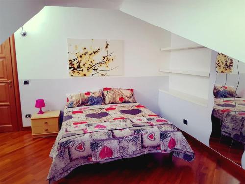 ナポリにあるLeucosia Dreamのベッドルーム(紫色の掛け布団付きのベッド1台付)