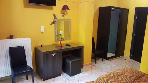 a room with a desk and a mirror and a bed at Hani Zemenou in Arachova