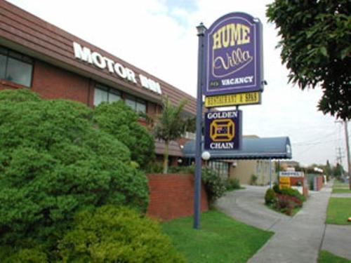 un cartello di un motel di fronte a un edificio di Hume Villa Motor Inn UNDER NEW MANAGEMENT a Melbourne