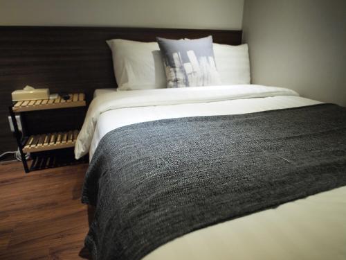 a bedroom with a large bed with white sheets and pillows at Hotel Park Hill Myeongdong in Seoul
