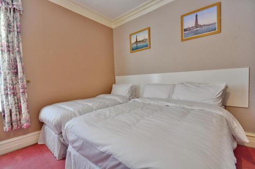 Ένα ή περισσότερα κρεβάτια σε δωμάτιο στο Royal Oakwell Hotel