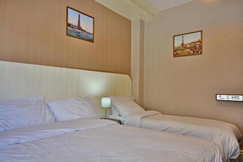 Ένα ή περισσότερα κρεβάτια σε δωμάτιο στο Royal Oakwell Hotel