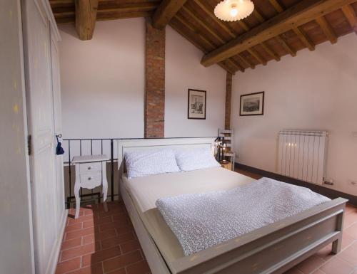 カステルフィオレンティーノにあるBrotafalchi Agriturismoのベッドルーム1室(大型ベッド1台付)