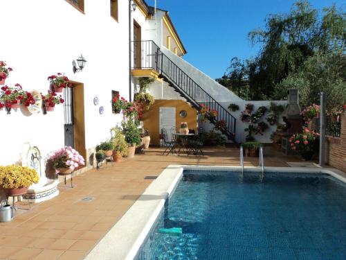une maison avec une piscine à côté d'un bâtiment dans l'établissement Apartamentos Las Juanas, à El Bosque