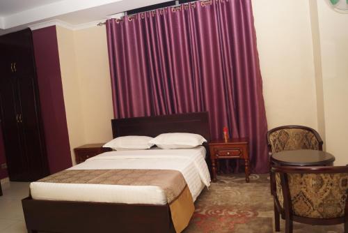 Ένα ή περισσότερα κρεβάτια σε δωμάτιο στο Diamonds Hotel Kampala