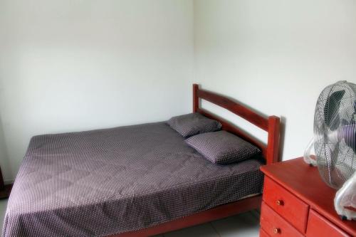 1 dormitorio con 1 cama y vestidor con ventilador en Casa da Ilha de Boipeba, en Isla de Boipeba