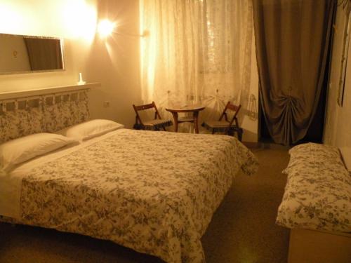 a bedroom with a bed and a table and chairs at Affittacamere Casadio in Cotignola