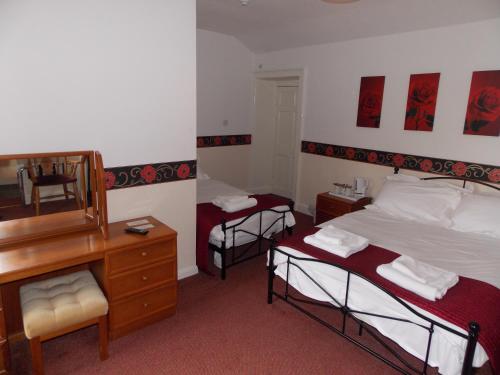 Un pat sau paturi într-o cameră la Cross Keys Hotel