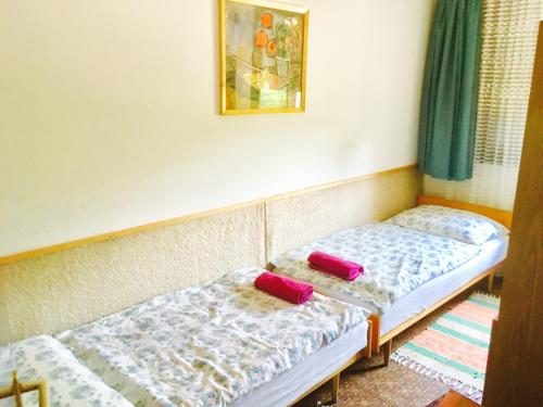 a room with two beds in a room with at Rózsahegyi No.5 in Szigliget