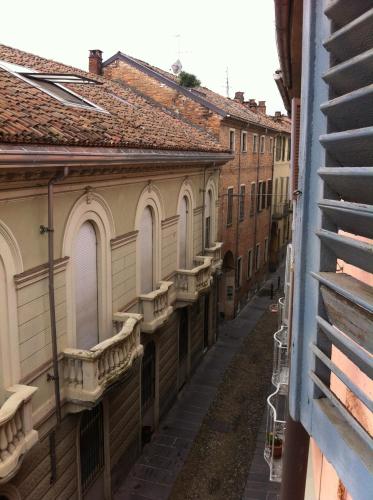 an alley in an old town with buildings at Appartamento in centro storico in Asti