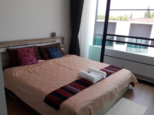 Una cama o camas en una habitación de New Loft Modern Home