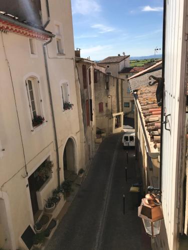 an empty street in an alley between buildings at Chez les artistes in Servian