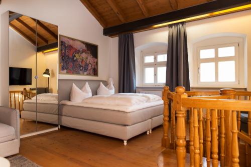 ein Schlafzimmer mit einem Bett und einem Tisch in einem Zimmer in der Unterkunft KulturQuartier in Regensburg