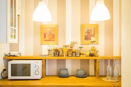 eine Küche mit einer Theke und einer Mikrowelle in der Unterkunft B&B Abbacò in Palermo