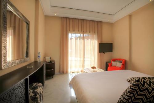 a hotel room with a bed and a window at Palais d'hôtes Darsor in Marrakech