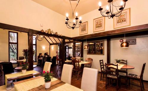מסעדה או מקום אחר לאכול בו ב-Thatched Cottage Hotel