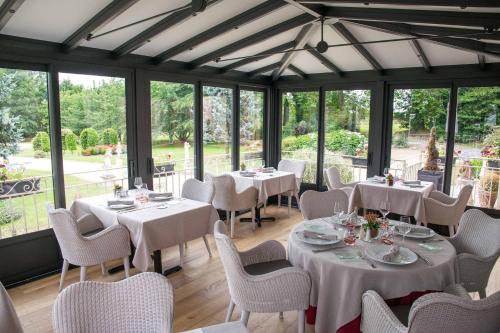 En restaurant eller et andet spisested på Les Gites du Colombier