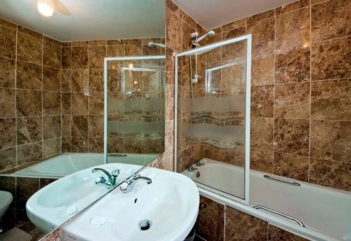 Ashurst Lodge tesisinde bir banyo