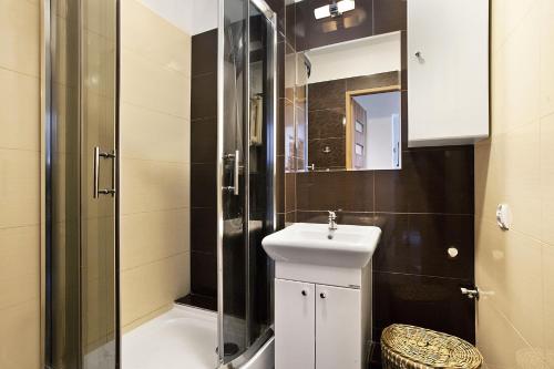 グディニャにあるApartament Morskiのバスルーム(シャワー、洗面台、トイレ付)