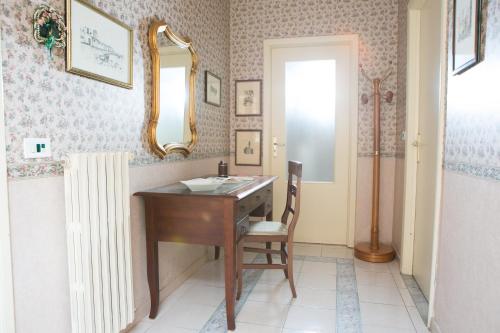 a bathroom with a wooden desk and a mirror at Casa Gambuzza in Ispica