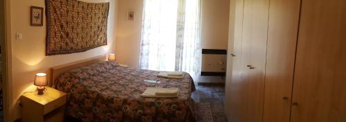 フィナーレ・リーグレにあるAppartamento La Sorgente - Residenza Adalgisaの小さなベッドルーム(ベッド1台、窓付)
