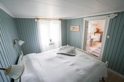 ユシーレにあるAnfasteröd Gårdsvik - Grindstuganの窓のある病室で、ベッドが備わります。