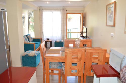 a living room with a table and a dining room at Piedra Negra in Papudo