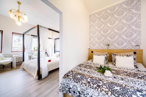 プラハにあるA/C + TERRACE Breakfast at Tiffany’sのベッドルーム1室(ベッド1台付)、リビングルームが備わります。