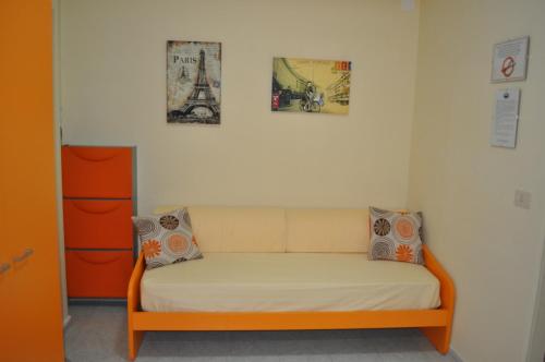 een bed in een kamer met drie foto's aan de muur bij Terra Mia in Formia