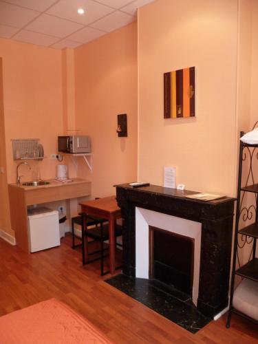 Cuisine ou kitchenette dans l'établissement Hotel Victor Hugo Nice