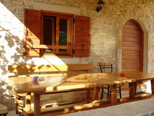 un tavolo di legno davanti a un muro di pietra di Villa Maria a Zara (Zadar)