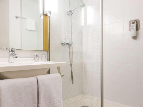 a bathroom with a shower and a sink at Hotel Ibis Coimbra Centro in Coimbra