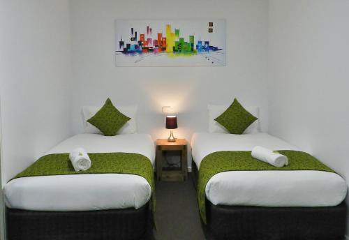 Motel 24 tesisinde bir odada yatak veya yataklar