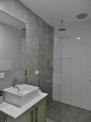 Bilik mandi di Motel 24