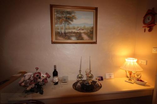 a table with a lamp and a painting on a wall at Kalimna Spa Room in Blackheath