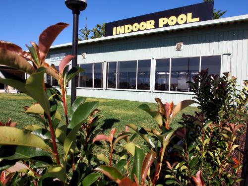 a building with a sign that reads indoor pool at Majestic Motel in Horsham