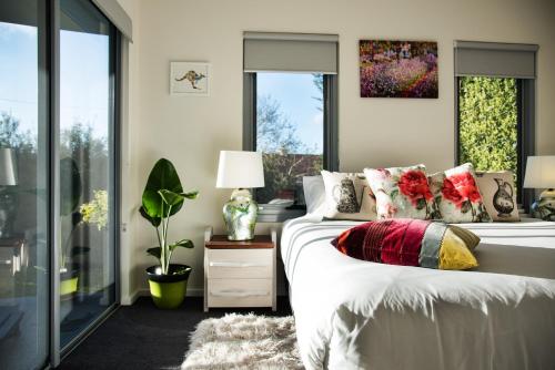 1 dormitorio con 2 camas y ventana en Azura, en Daylesford