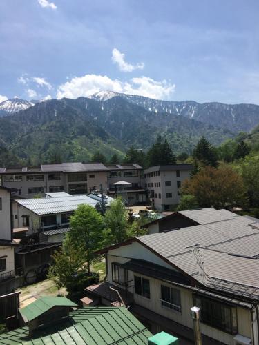 Vista generica sulle montagne o vista sulle montagne dall'interno dell'hotel