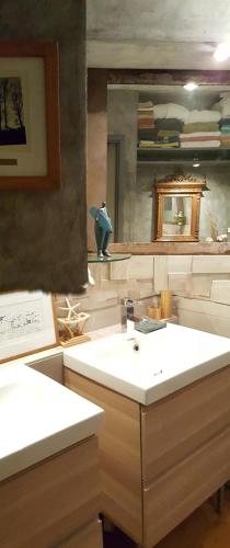 ボルドーにあるMaeroのバスルーム(白い洗面台、鏡付)