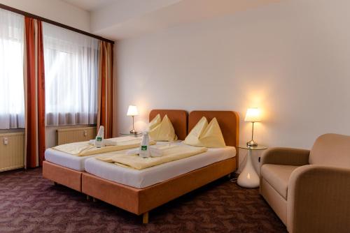 Postel nebo postele na pokoji v ubytování Stadthotel Schwerterbräu
