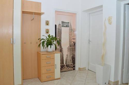 een kamer met een dressoir met een schilderij van een stad bij Braavos in Šibenik