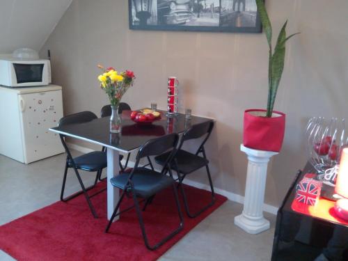 勒芒的住宿－Appartement Duplex - Centre-Ville du Mans，一间带桌子和四把椅子的用餐室
