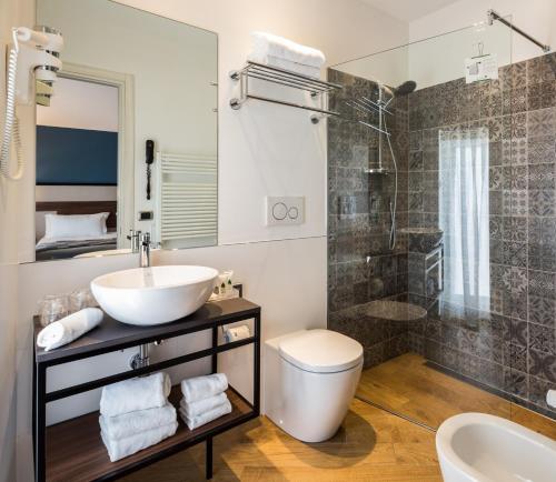 y baño con lavabo, aseo y ducha. en Best Western Hotel Metropoli, en Génova
